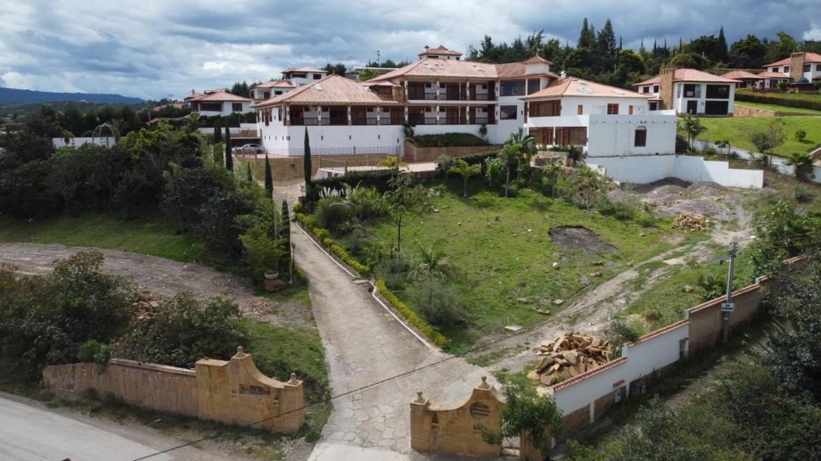 Hotel Puente Piedra บียาเดเลย์บา ภายนอก รูปภาพ